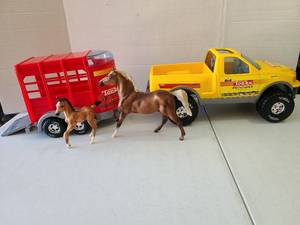 lot 3120 image: Plastic Tonka Rodeo pickup with horse trailer and horses.