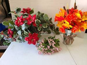 lot 3129 image: Faux floral decor