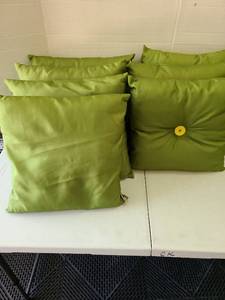 lot 3131 image: Outdoor pillows, 7 total