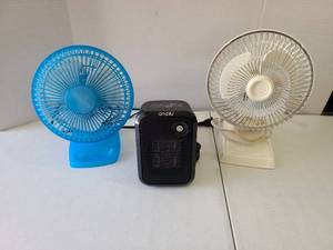 lot 3132 image: Two desk fans and a portable heater