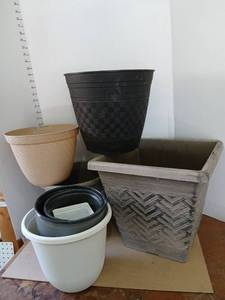 lot 3328 image: Lot of plastic Assorted Planters and Plant Pots