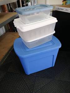 lot 3339 image: Lot of 4 Plastic Storage Containers with Lids Blue White