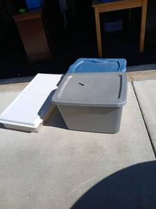 lot 3344 image: Plastic Storage Containers with Lids, 3 Pieces