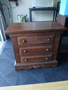 lot 3405 image: Broyhill  Three-Drawer dresser 31x32x17 located in garage