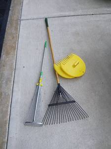 lot 3502 image: Garden Tool Set rakes with leaf grabbers