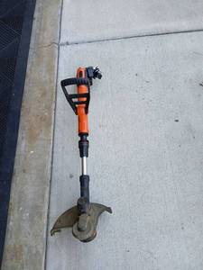 lot 3514 image: BLACKDECKER Cordless String TrimmerEdger with Battery and Charger