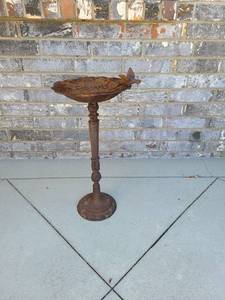 lot 4000 image: Metal birdbath, with hummingbird 23 in tall