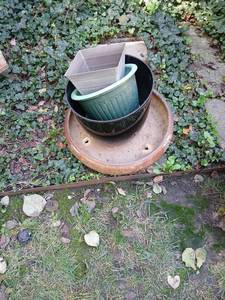 lot 5005 image: Lot of Assorted Plastic and large ceramic Planters