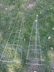lot 5007 image: Tomato Cage Plant Support Stakes 3