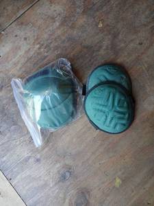 lot 5017 image: Gardening knee pads two pairs