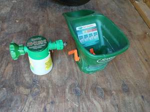 lot 5018 image: Scotts Turf Builder Lawn Spreader and Hose-End Sprayer Lot