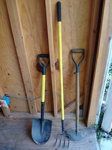 lot 5019 image: Garden Tool Lot 3-Piece