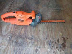 lot 5026 image: Black and decker electric  hedge trimmer