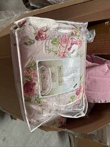 lot 527 image: Harlow & Ratts 2 Piece Comforter Set Queen Pink Floral - Retail $50