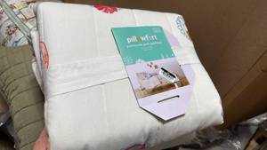 lot 529 image: Pillowfort Patisserie Pets Quilt Set Twin  - Retail $0