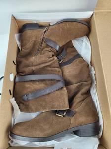 lot 98 image: Nine West Luca3y Boots Size 10 M TanDark Brown Suede