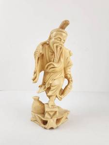 lot 119 image: Vintage Hand Carved Asian Fisherman