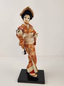 lot 124 image: Japanese Geisha Doll Figure Orange Brocade Kimono Straw Hat Black Base