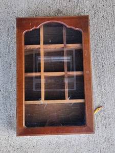 lot 194 image: Vintage 1983 Wooden Curio Cabinet Etched Glass