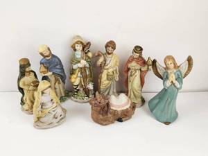lot 276 image: Vintage Porcelain Nativity Figures