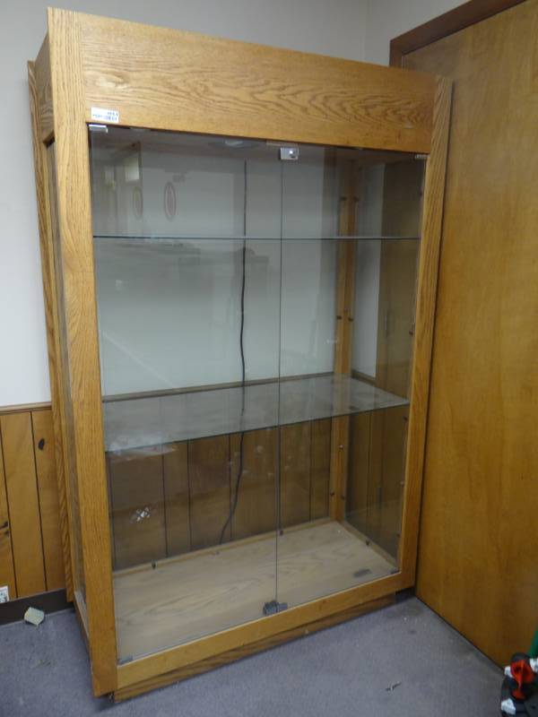 lot 8654 image: Beautiful large oak display cabinet w glass shelves & 2 glass doors- Lighted