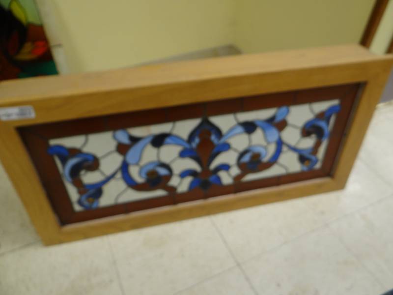 lot 8655 image: Beautiful lighted stained glass cabinet- 37 x 18