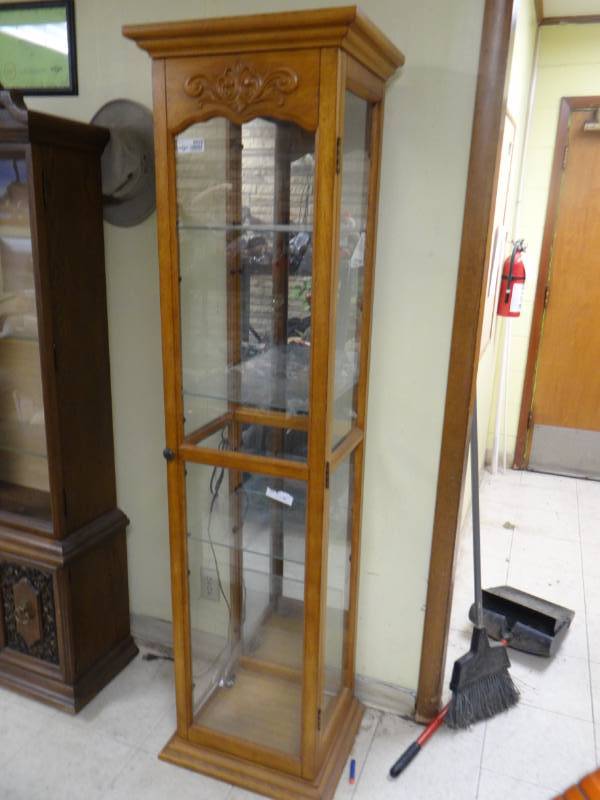 lot 8658 image: Lighted wood curio cabinet