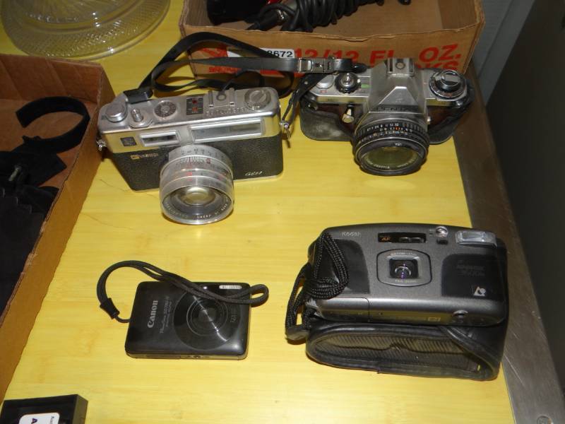 lot 8671 image: Lot of 4 cameras