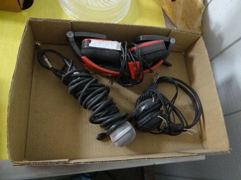 lot 8672 image: Headphones microphone