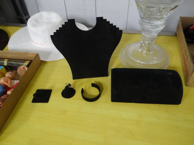 lot 8674 image: Lot of jewelry display items