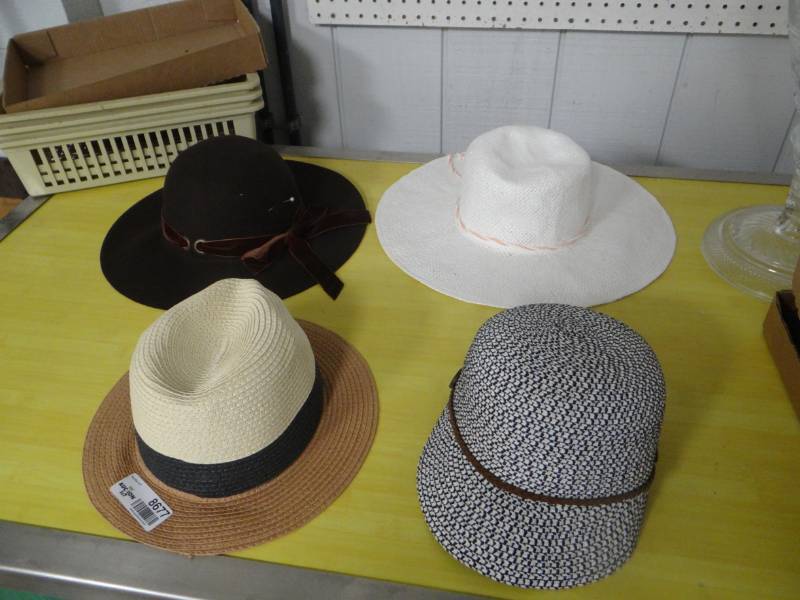 lot 8677 image: 4 vintage Ladies hats