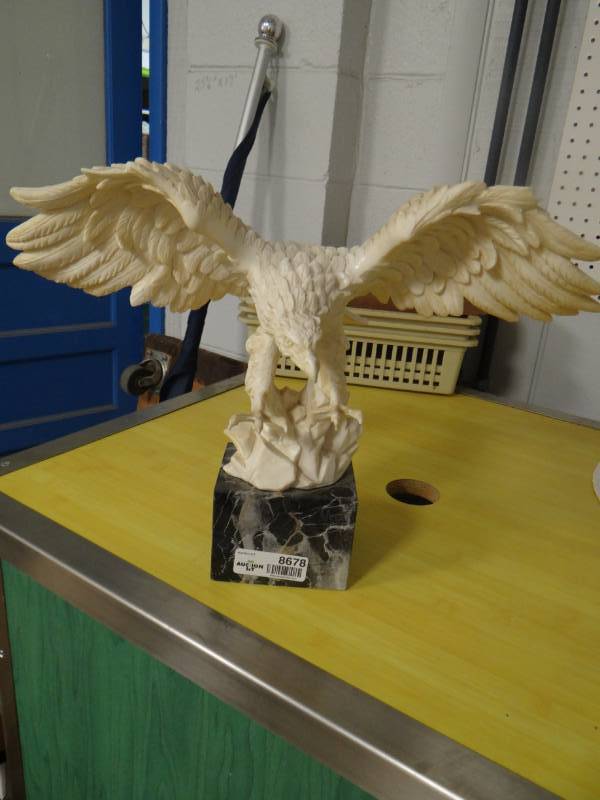 lot 8678 image: Large heavy Eagle statue- 14 tall x 19 wide