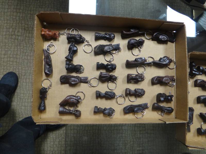 lot 8697 image: 25 hand carved wood keychains