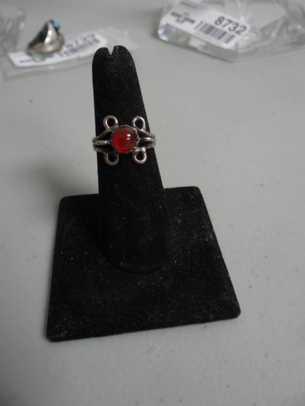 lot 8730 image: Sterling silver & stone ring