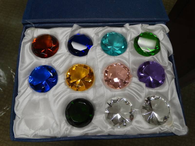 lot 8747 image: Set of decorative faux diamonds in box