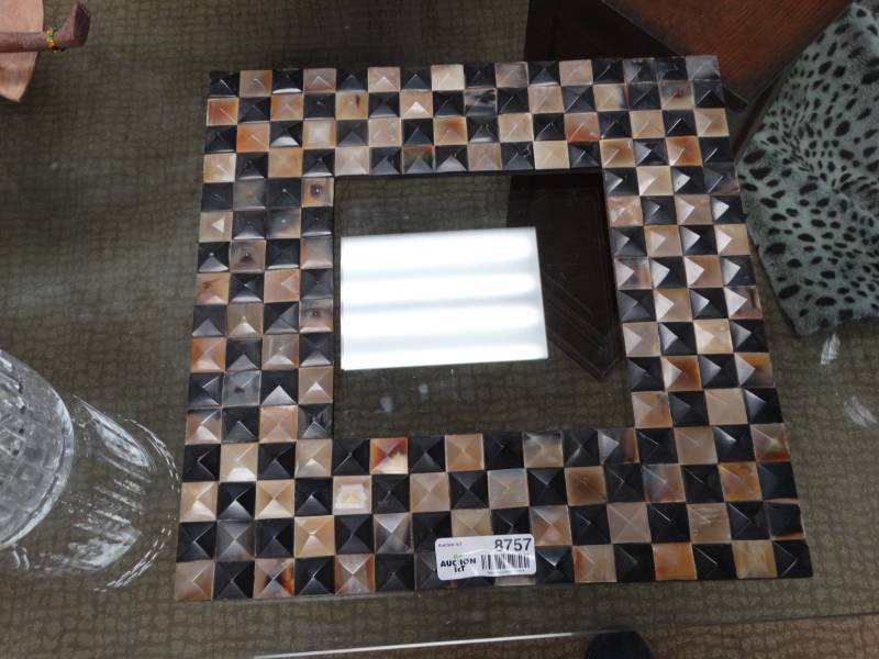lot 8757 image: Frame made from bull horn