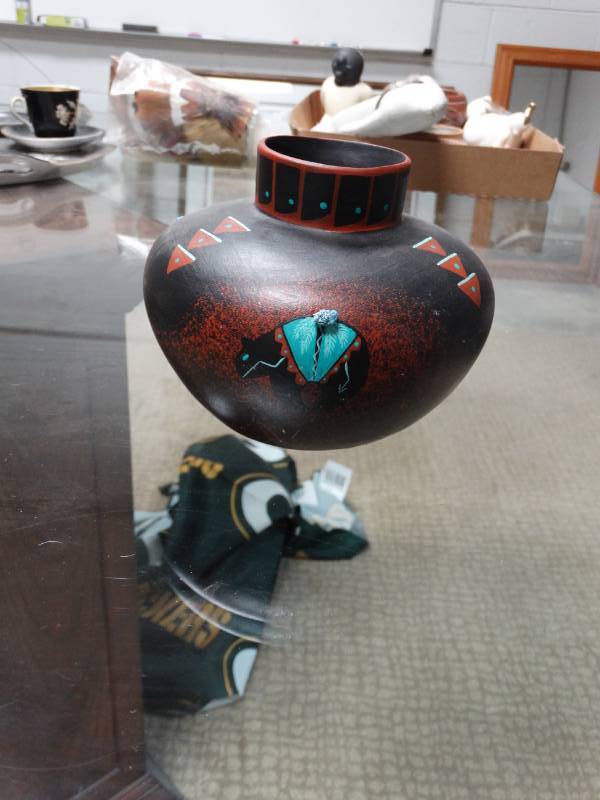 lot 8781 image: Hand painted Indian bowl- Markings on bottom