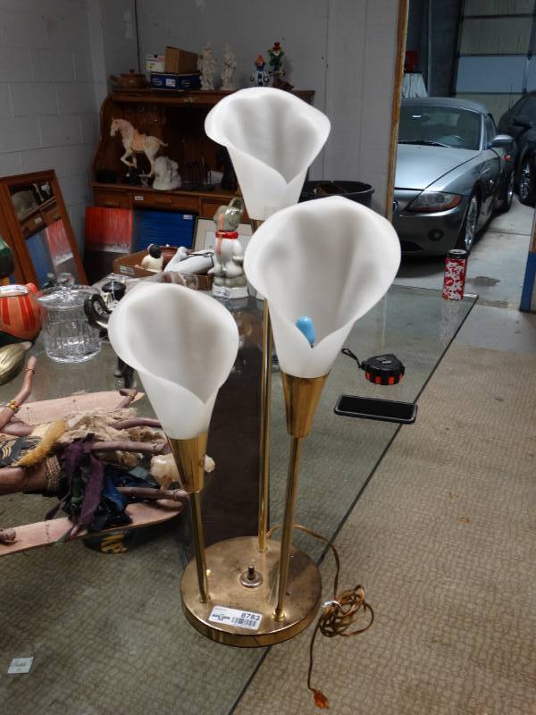 lot 8783 image: 3 light tulip lamp