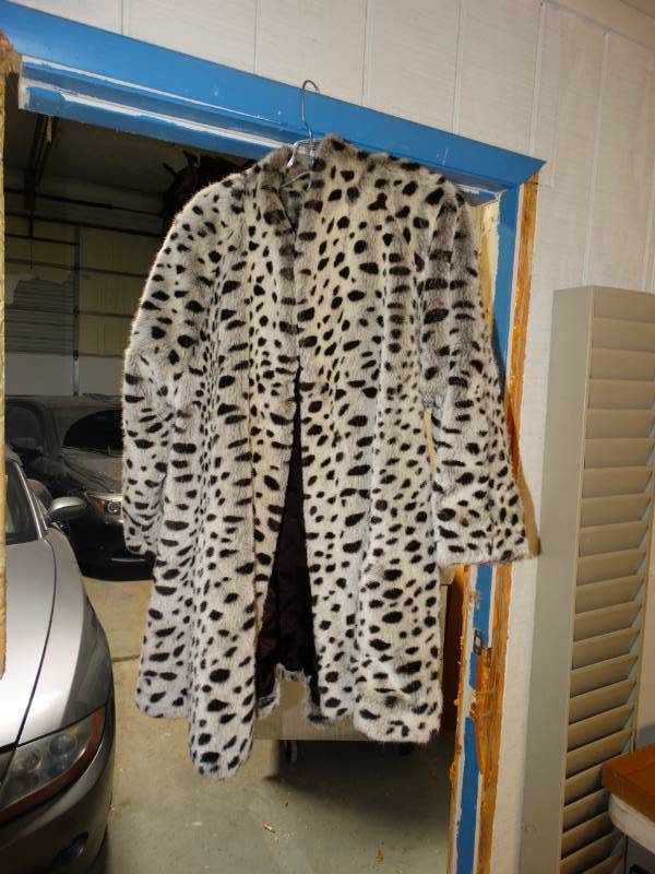 lot 8785 image: Leopard Faux fur coat