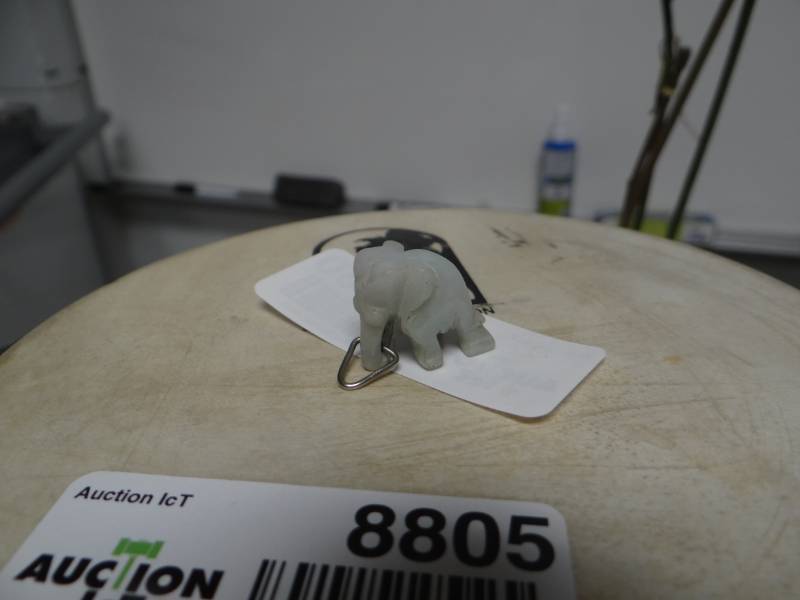 lot 8860 image: Small Jade Elephant pendant