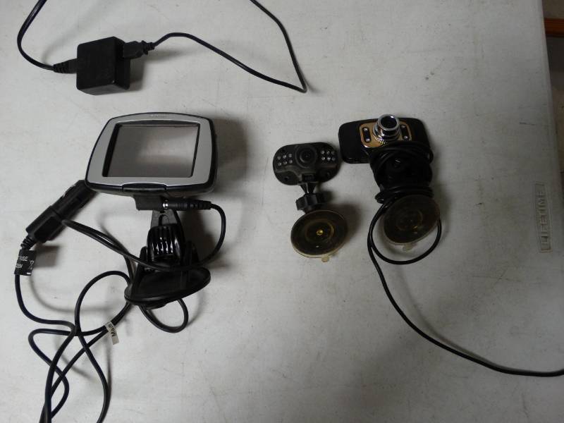 lot 8808 image: 2 dash cams GPS