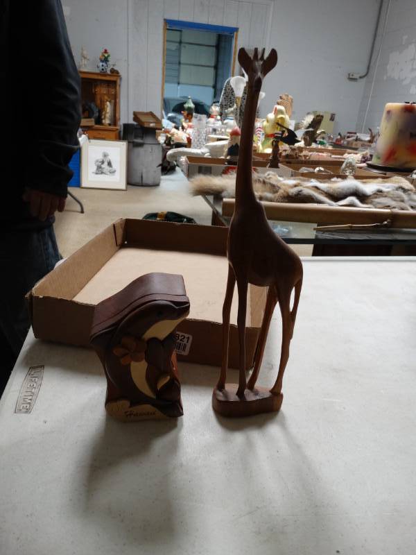 lot 8821 image: Wood Giraffe Wood dolphin hide box from Hawaii