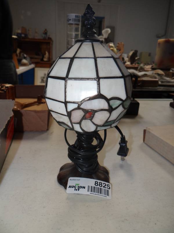 lot 8825 image: Small table top stained glass lamp- 10 tall