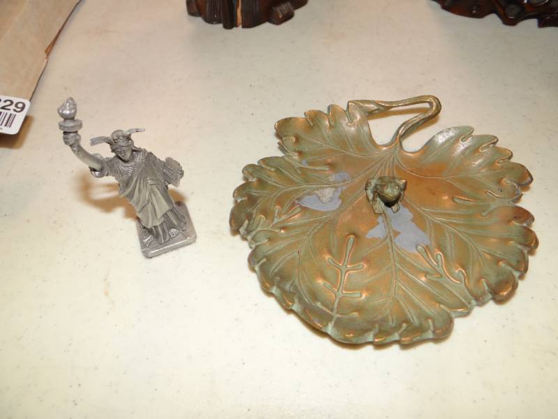 lot 8829 image: Brass frog & lily pad & pewter statue of liberty