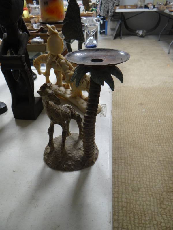 lot 8836 image: Giraffe candle holder- metal