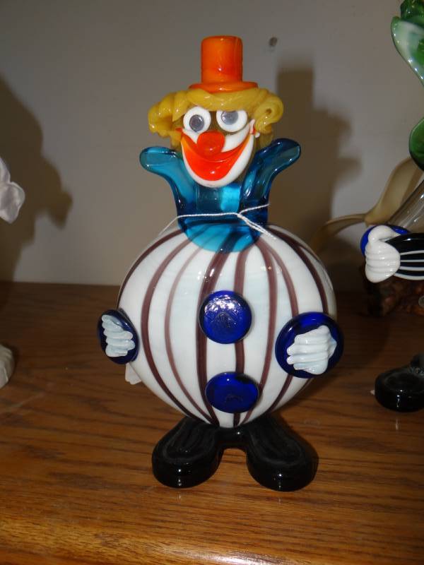 lot 8852 image: Murano glass clown- 9 tall