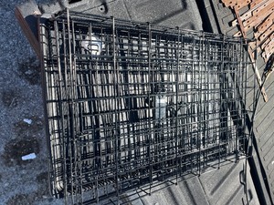 lot 21 image: Medium Large Steel Pet Crate - Folds up - Roughly 36 x 30 x 30