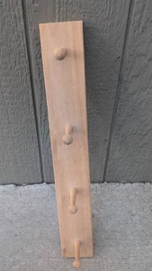 lot 1005 image: Wooden Peg Rack with 4 Dowel Pegs