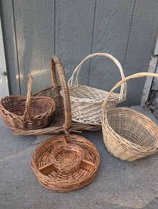 lot 1006 image: Woven Basket Lot 5 Pieces Handles Mixed Natural Colors
