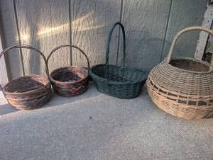 lot 1009 image: Woven Baskets with Handles Lot of 4